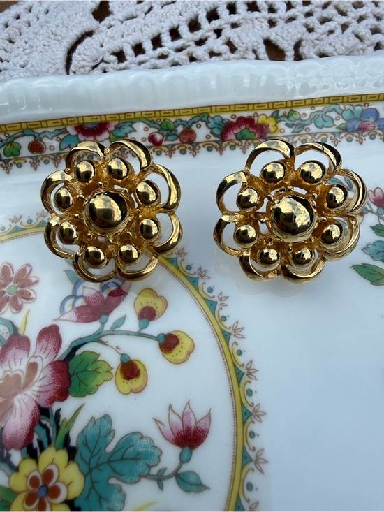 Sarah Coventry Jewelry - Vintage Sarah Coventry Gold Tone Flower Clip On Earrings Statement Floral